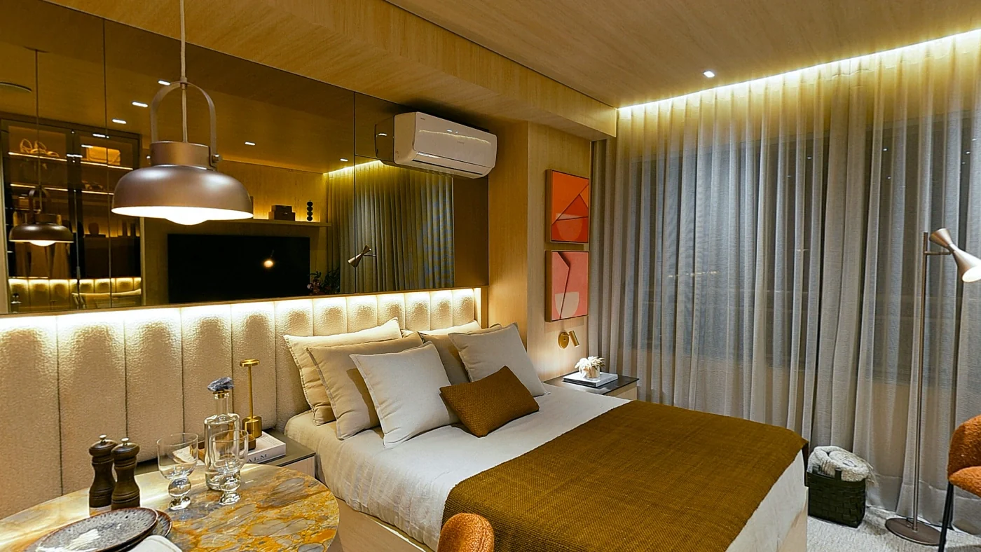 Living do studio decorado do T.O.M. Paraíso, com a cama e a mesa de jantar
